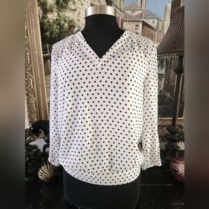 Worn Once- Polka Dot V-Neck Women's Top!! 💠🟢💠